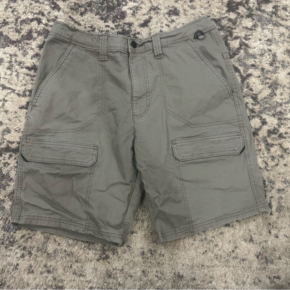 Wrangler cargo khaki shorts size 32 / smoke free and pet free home